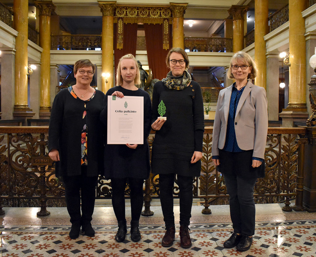 Helsingin kaupunginkirjaston edustajat ottamassa vastaan Celia-palkintoa Säätytalolla 7.11.2018